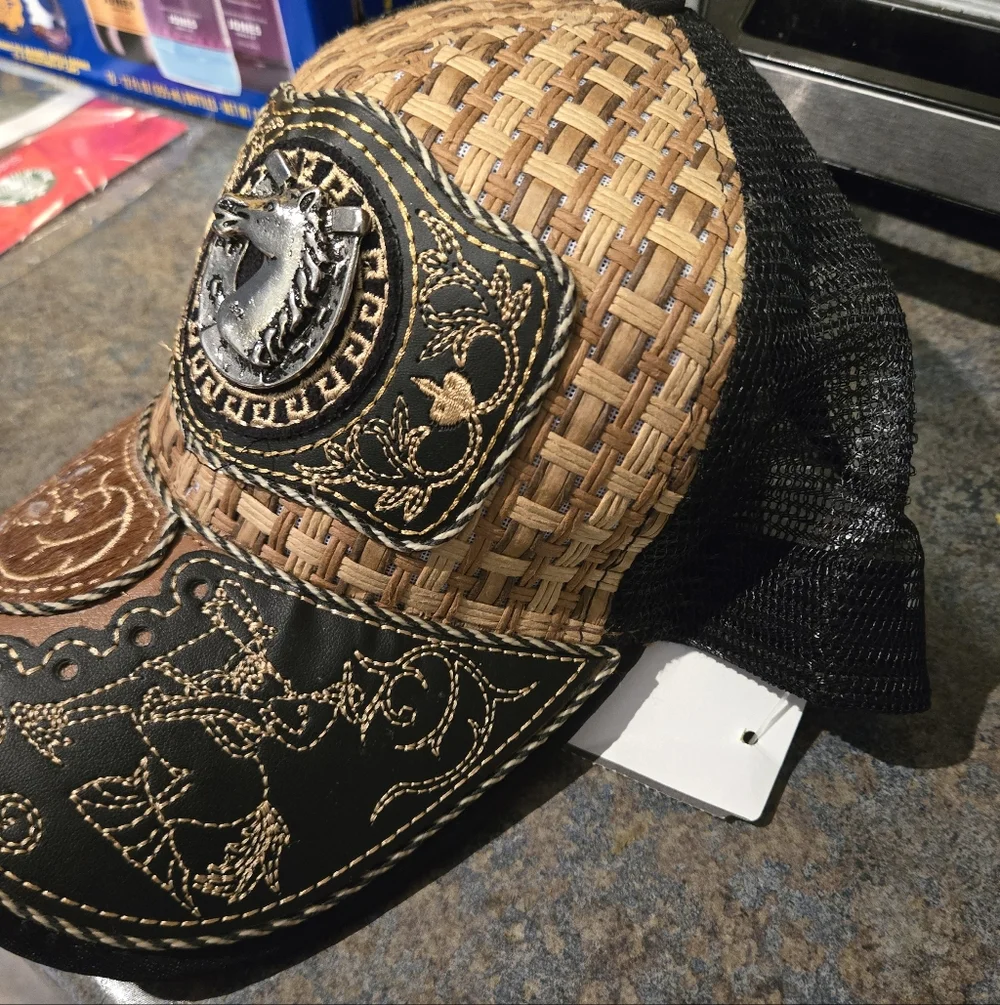 Gorra Black Mesh Straw Trucker Hat Silver Tone Horse Buckle Embroidered Brim - Picture 10 of 10